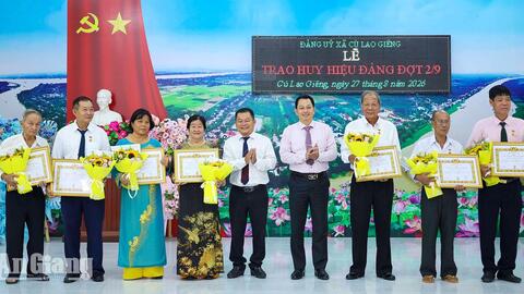 Cù Lao Giêng trao Huy hiệu Đảng cho 32 đảng viên