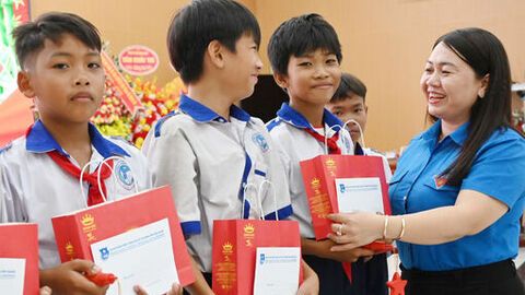 Tỉnh đoàn tặng quà Trung thu cho thiếu nhi con, em thanh niên công nhân 