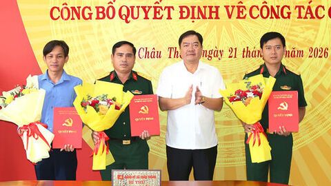 Ban Thường vụ Đảng ủy xã Châu Thành trao quyết định công tác cán bộ