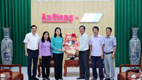 Đoàn công tác phường Long Xuyên chúc tết Báo và Phát thanh - Truyền hình tỉnh An Giang
