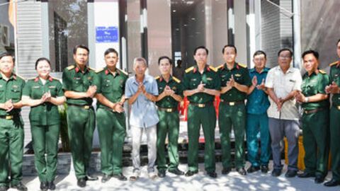 Bàn giao nhà Đồng đội, nhân kỷ niệm 80 năm Ngày Truyền thống lực lượng vũ trang Quân khu