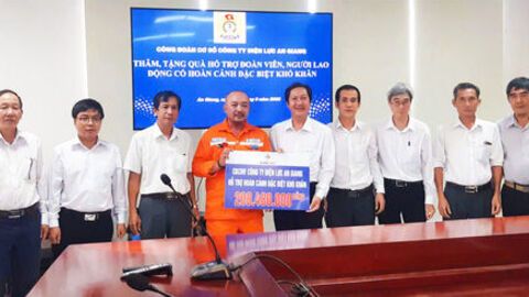 Hỗ trợ hơn 200 triệu đồng cho đoàn viên Công đoàn ngành điện