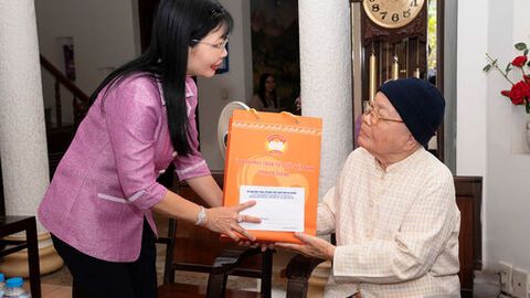 Phó Bí thư Tỉnh ủy Trần Thị Thanh Hương thăm, chúc tết nguyên Chủ tịch Ủy ban MTTQ Việt Nam tỉnh An Giang