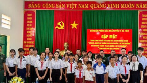 Đồn Biên phòng Cửa khẩu quốc tế Hà Tiên trao kinh phí hỗ trợ học sinh 