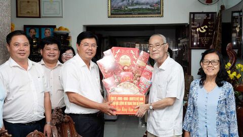 Bí thư Tỉnh ủy An Giang Nguyễn Tiến Hải chúc tết các đồng chí nguyên Bí thư Tỉnh ủy và nguyên lãnh đạo quân đội