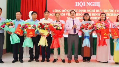 Trường Chính trị Tôn Đức Thắng trao quyết định nghỉ hưu, nghỉ thôi việc cho cán bộ, viên chức, người lao động