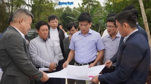 Phó Chủ tịch UBND tỉnh Đỗ Tâm Hiển kiểm tra các dự án tại xã Vạn Tường và Đông Sơn