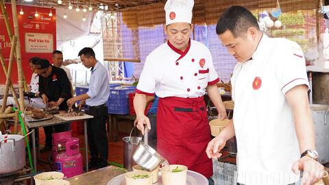 Rộn ràng chương trình tham quan trải nghiệm phở Vân Cù