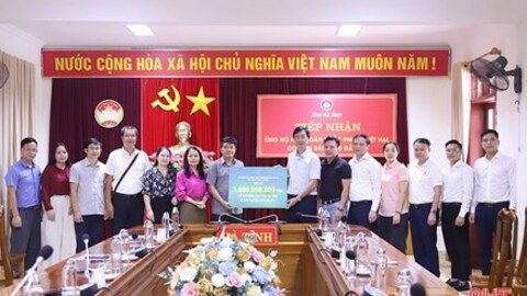 Ủy ban MTTQ Việt Nam tỉnh Hà Tĩnh tiếp nhận hỗ trợ 1 tỷ đồng khắc phục hậu quả bão số 5