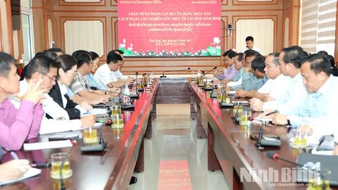 Đoàn cán bộ, học viên của Đảng Nhân dân Cách mạng Lào nghiên cứu thực tế tại tỉnh Ninh Bình