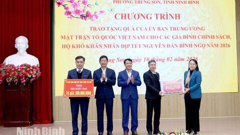 Đồng chí Phó Chánh Văn phòng Thường trực Văn phòng Trung ương Đảng trao quà Tết cho gia đình chính sách, hộ khó khăn tại phường Trung Sơn