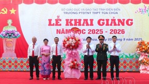 Điện Biên: Chủ tịch Ủy ban MTTQ Việt Nam tỉnh Mùa A Vảng dự lễ khai giảng năm học mới năm 2025