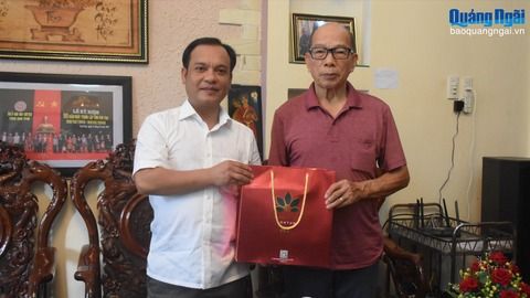 Phó Bí thư Thường trực Tỉnh ủy U Huấn thăm, tặng quà nguyên lãnh đạo tỉnh
