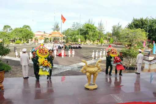 Lãnh đạo TP Cần Thơ dâng hương, dâng hoa viếng Đền thờ Chủ tịch Hồ Chí Minh tại xã An Thạnh 