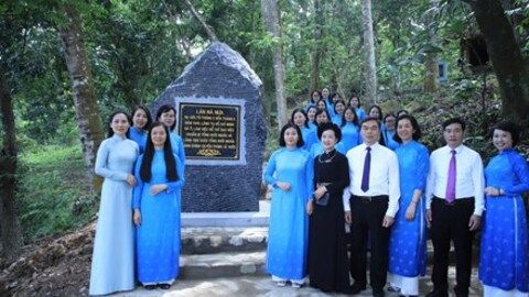 Phó Chủ tịch UBTƯ MTTQ Việt Nam, Chủ tịch Hội LHPN Việt Nam Nguyễn Thị Tuyến tham dự hoạt động về nguồn tại Tuyên Quang