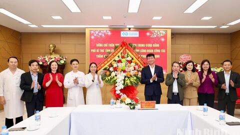 Đồng chí Phó Bí thư Tỉnh ủy, Chủ tịch UBND tỉnh Trần Huy Tuấn thăm, chúc mừng nhân kỷ niệm Ngày Thầy thuốc Việt Nam