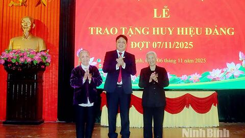 175 đồng chí đảng viên phường Nam Định được trao Huy hiệu Đảng đợt 07/11/2025