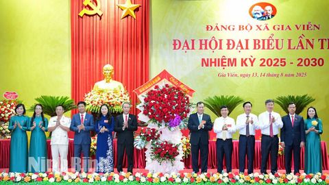 Đồng chí Phó Bí thư Tỉnh ủy, Chủ tịch HĐND tỉnh Lê Quốc Chỉnh dự và chỉ đạo Đại hội Đảng bộ xã Gia Viễn, nhiệm kỳ 2025-2030