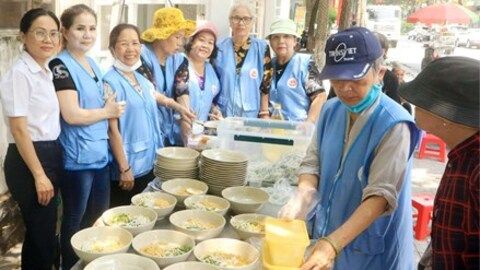 Bữa cơm nghĩa tình của Phật giáo Đồng Nai