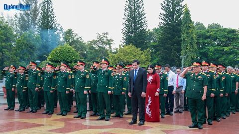 Lãnh đạo tỉnh viếng Nghĩa trang Liệt sĩ tỉnh tại phường Đăk Cấm