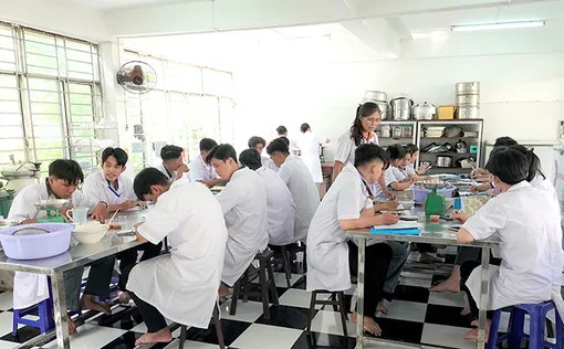 Noi gương Bác, nâng cao chất lượng dạy và học 