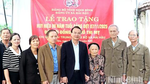 Đồng chí Bí thư Tỉnh ủy Đặng Xuân Phong trao Huy hiệu 80 năm tuổi Đảng cho đảng viên thuộc Đảng bộ xã Hải Hậu