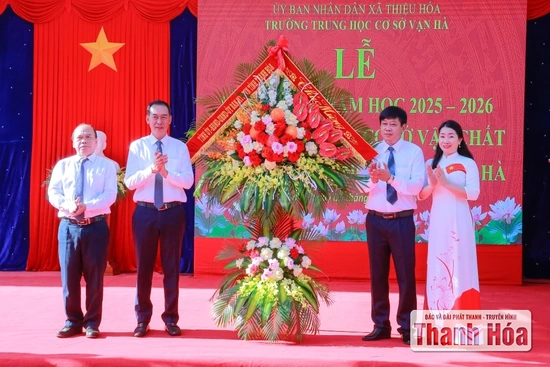 Phó Bí thư Tỉnh ủy, Chủ tịch Ủy ban MTTQ tỉnh Trịnh Tuấn Sinh dự lễ khai giảng tại Trường THCS Vạn Hà