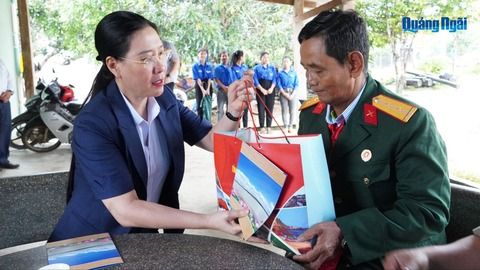 Bí thư Tỉnh ủy Bùi Thị Quỳnh Vân thăm, tặng quà các gia đình chính sách ở xã Ia Tơi và Mô Rai