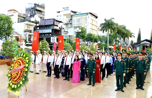 Lãnh đạo TP Cần Thơ viếng Tượng đài Chủ tịch Hồ Chí Minh 