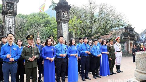 Tỉnh đoàn tổ chức lễ dâng hương, báo công trước thềm Đại hội đại biểu Đoàn TNCS Hồ Chí Minh tỉnh Ninh Bình lần thứ I