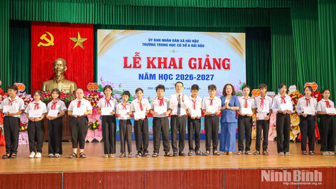 Đoàn đại biểu Quốc hội tỉnh trao quà cho học sinh có hoàn cảnh khó khăn tại Trường THCS A Hải Hậu