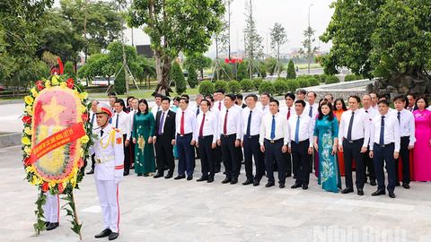 Đoàn đại biểu dự Đại hội đại biểu Đảng bộ UBND tỉnh dâng hương tưởng niệm các Anh hùng liệt sĩ tỉnh