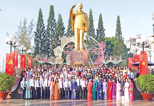 Ngàn hoa dâng Bác 