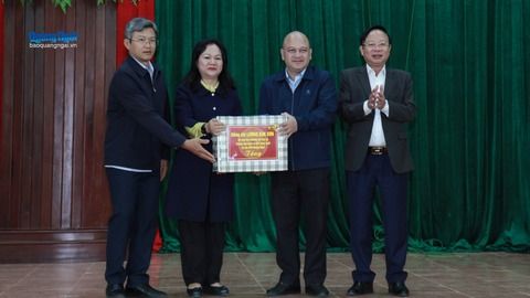 Trưởng Ban Quản lý KKT Dung Quất và các KCN Quảng Ngãi Lương Kim Sơn thăm, làm việc tại xã Bờ Y