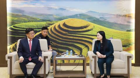 Phó Chủ tịch UBND tỉnh Vũ Thị Hiền Hạnh tiếp xã giao ông Lee Jeong Zoo - Giám đốc Bệnh viện Veterans Busan, Hàn Quốc