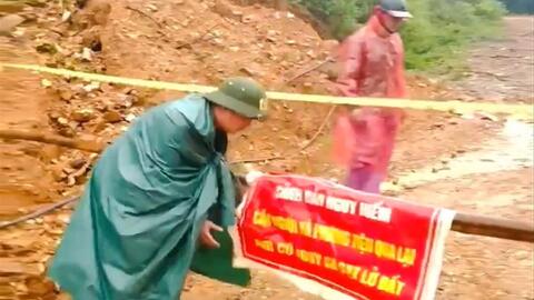 Nghệ An: Công an các xã hỗ trợ các hộ dân di dời đến địa điểm an toàn trước nguy cơ sạt lở