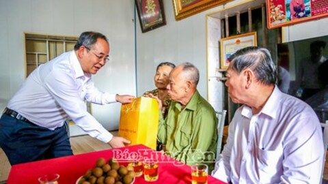 Đoàn công tác của Trung ương và tỉnh Hưng Yên tặng quà cho hộ nghèo trên địa bàn xã Bắc Thái Ninh