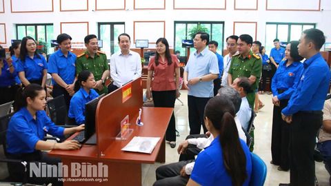 Thanh niên tình nguyện xung kích với phong trào “Bình dân học vụ số”