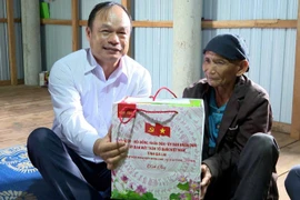 Phó Chủ tịch UBND tỉnh Gia Lai Dương Mah Tiệp thăm, tặng quà dịp 27-7 tại xã Canh Vinh và Canh Liên