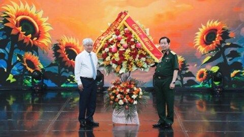 Chủ tịch Đỗ Văn Chiến dự Chương trình Giao lưu - nghệ thuật “Theo ánh bình minh”