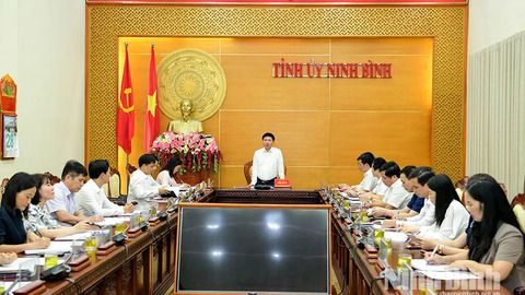 Đồng chí Bí thư Tỉnh ủy, Trưởng Đoàn đại biểu Quốc hội tỉnh Trương Quốc Huy làm việc với Ban Tuyên giáo và Dân vận Tỉnh ủy
