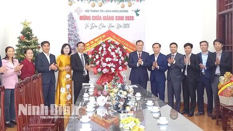Đồng chí Lê Quốc Chỉnh, Phó Bí thư Tỉnh ủy, Chủ tịch HĐND tỉnh chúc mừng Hội thánh Tin lành Hoàn Dương nhân dịp Lễ Giáng sinh 2025