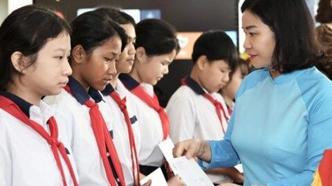 Phó Chủ tịch UBTƯ MTTQ Việt Nam, Chủ tịch Hội LHPN Việt Nam Nguyễn Thị Tuyến dự khai giảng và tặng quà trẻ em có hoàn cảnh khó khăn ở Lâm Đồng