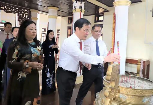 Lãnh đạo TP Cần Thơ dâng hương, dâng hoa tại Đền thờ Bác Hồ ở xã Lương Tâm 