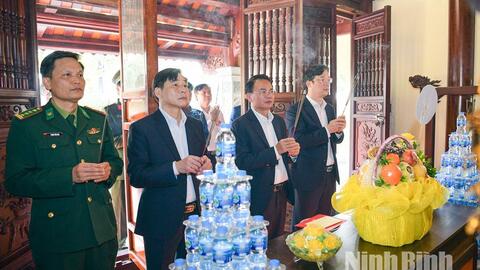 Đồng chí Bí thư Tỉnh ủy Đặng Xuân Phong dâng hương tưởng niệm cố Chủ tịch nước Trần Đại Quang và thăm, chúc Tết lực lượng biên phòng