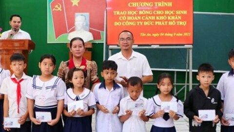 Vĩnh Long: Ủy ban MTTQ Việt Nam tỉnh trao 100 suất học bổng cho học sinh khó khăn