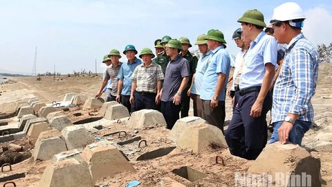 Đồng chí Phó Chủ tịch UBND tỉnh Trần Anh Dũng kiểm tra công tác chuẩn bị ứng phó với bão số 11