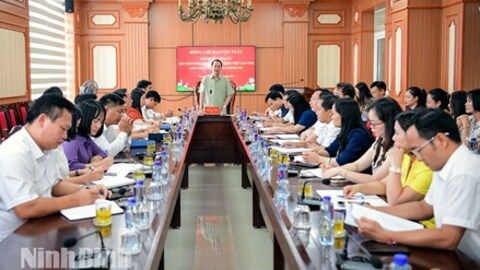 Phó Bí thư Tỉnh ủy, Chủ tịch Ủy ban MTTQ Việt Nam tỉnh Ninh Bình làm việc với Trường Chính trị tỉnh