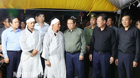 Thủ tướng Chính phủ Phạm Minh Chính thăm hỏi, động viên các gia đình bị thiệt hại do lốc xoáy tại Ninh Bình
