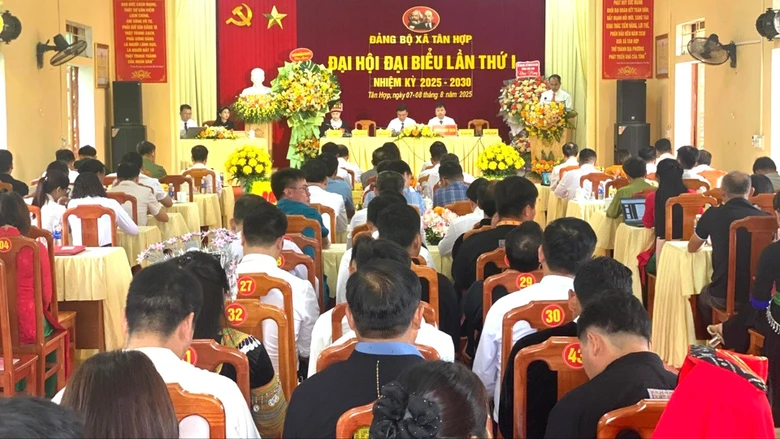 Đồng chí Giàng Thị Dung, Phó Bí thư Tỉnh ủy, Chủ tịch Ủy ban Mặt trận Tổ quốc Việt Nam tỉnh dự và chỉ đạo Đại hội đại biểu Đảng bộ xã Tân Hợp